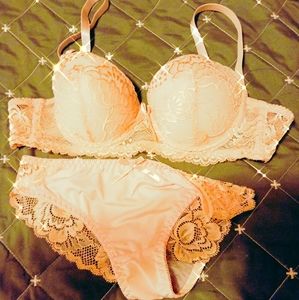 Peach pair NWOT size small the bra seems to be a 32C